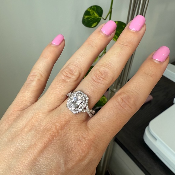 Fashion faux silver and diamond ring NWOT - Picture 3 of 4